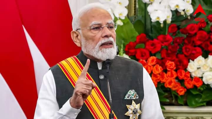 বিশ্বমঞ্চে ফের নয়া সম্মানে ভূষিত হলেন প্রধানমন্ত্রী নরেন্দ্র মোদি। ইন্দোনেশিয়ার প্রেসিডেন্ট প্রাবোও সুবিয়ান্তো প্রধানমন্ত্রী নরেন্দ্র মোদিকে দেশের সর্বোচ্চ রাষ্ট্রীয় সম্মান ‘বিনতাং আদিপূর্ণ অব দ্য রিপাবলিক অব ইন্দোনেশিয়া’ (Bintang Adipurna of the Republic of Indonesia) পদকে ভূষিত করলেন। এই নিয়ে মোট ৩৪টি আন্তর্জাতিক সম্মানে ভূষিত হলেন প্রধানমন্ত্রী।
