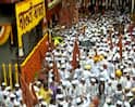 'इंद्रायणी' काठी देवाची आळंदी... नदीच्या पुरामुळे मोजक्याच वारकऱ्यांच्या उपस्थितीत माऊलींच्या पालखीचे प्रस्थान