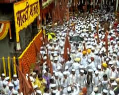 'इंद्रायणी' काठी देवाची आळंदी... नदीच्या पुरामुळे मोजक्याच वारकऱ्यांच्या उपस्थितीत माऊलींच्या पालखीचे प्रस्थान