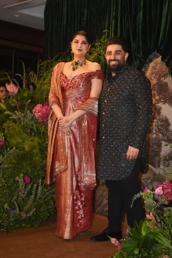 अंशुला-रोहन के वेडिंग रिसेप्शन में उमड़े बॉलीवुड सितारे, गोल्डन कलर की कांजीवरम साड़ी और मांग टीका लगाए रेखा ने लूटी महफिल