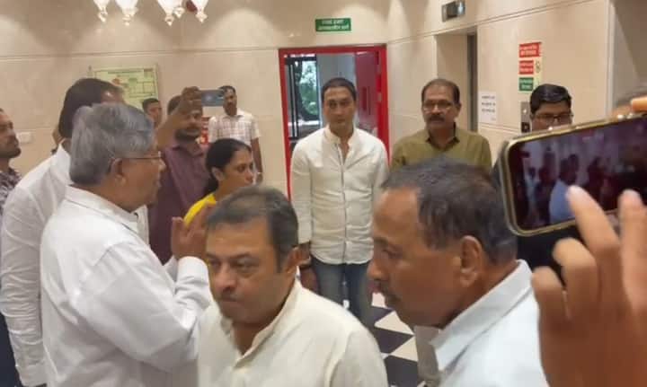 शरद पवार यांनी यापूर्वी 1996 मध्ये अधिवेशन काळात विधानभवन सभागृहात एका विषयांसदर्भात बैठकीसाठी हजेरी लावली होती.
