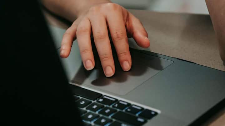 बजट के मामले में Acer Swift Go 14 AI PC क्वालकॉम प्रोसेसर वाला मॉडल भी काफी आकर्षक है. यह लैपटॉप हल्का और पतला डिजाइन लिए हुए है, जिसे कॉलेज या यूनिवर्सिटी रोज ले जाना आसान होता है, और इसकी बैटरी भी लंबे समय तक चलती है. यह 1.09 लाख रुपये की जगह सिर्फ 69,990 रुपये में मिल रहा है, यानी सीधे 36 प्रतिशत की भारी छूट.