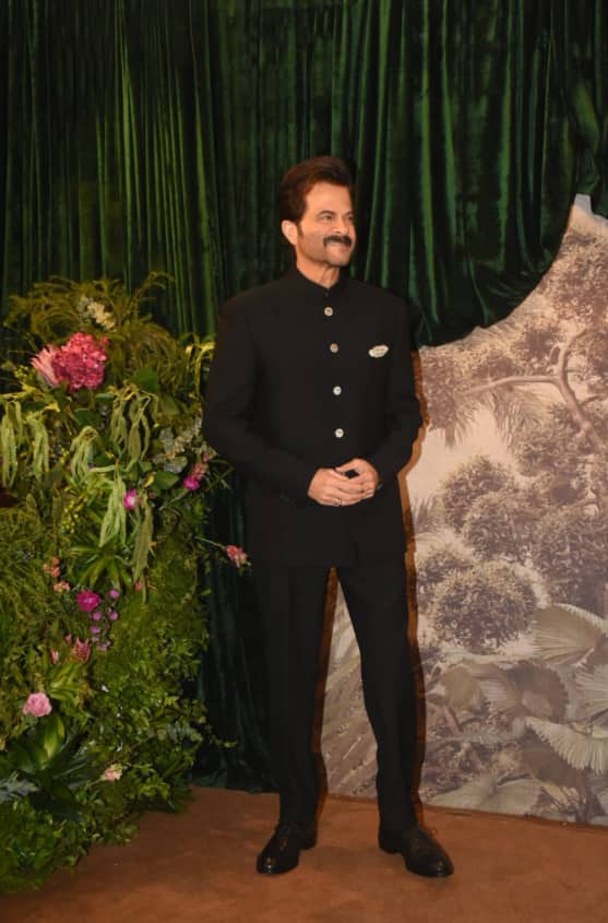 अंशुला-रोहन के वेडिंग रिसेप्शन में उमड़े बॉलीवुड सितारे, गोल्डन कलर की कांजीवरम साड़ी और मांग टीका लगाए रेखा ने लूटी महफिल