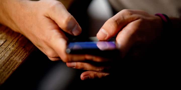 हालांकि प्राइवेसी स्क्रीन गार्ड आपके फोन की सेफ्टी को बढ़ाता है लेकिन इसके कुछ छोटे नुकसान भी हो सकते हैं. इसकी वजह से स्क्रीन की ब्राइटनेस थोड़ी कम महसूस हो सकती है इसलिए कई बार यूजर्स को ब्राइटनेस बढ़ानी पड़ती है. इससे फोन की बैटरी की खपत भी थोड़ा बढ़ जाती है. अगर आप दोस्तों के साथ मिलकर कोई वीडियो या फोटो देखना चाहते हैं तो साइड में बैठे लोगों को स्क्रीन साफ दिखाई नहीं देगी.