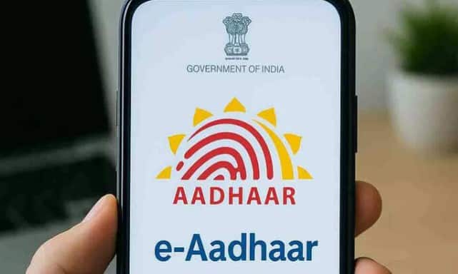 જો તમે આધાર એપનો ઉપયોગ કરીને તમારા બાળકનો આધાર ડાઉનલોડ કરવા માંગતા હોય તો પહેલા તમારા ફોન પર એપ ઇન્સ્ટોલ કરો અને લોગ ઇન કરો. પછી, હોમ સ્ક્રીન પર રજીસ્ટર માય આધાર અથવા એડ પ્રોફાઇલ વિકલ્પ પસંદ કરો.
