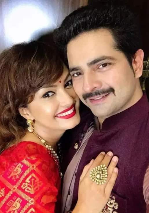 एक्ट्रेस निशा रावल ने अपने पति करण मेहरा के खिलाफ घरेलू हिंसा का आरोप लगाया था. निशा ने दावा किया कि करण ने उन्हें थप्पड़ मारा, सिर दीवार पर मारा और उन पर एक्स्ट्रा-मैरिटल अफेयर का आरोप लगाया. उन्होंने 'लॉक अप' शो में भी इस बारे में बात की थी.