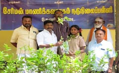 தேவகோட்டை மாணவர்களுக்கு 5 வகை மரக்கன்றுகள்: பசுமைப் புரட்சிக்கு வித்திட்ட நகராட்சி!