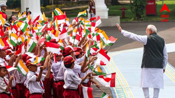 সুইডেন ১৭ই মে, প্রধানমন্ত্রী মোদী গোথেনবার্গে রাজার কাছ থেকে বিদেশি সরকার প্রধানদের জন্য সুইডেনের সর্বোচ্চ বেসামরিক পুরস্কার ‘রয়্যাল অর্ডার অফ দ্য পোলার স্টার’ গ্রহণ করেন।