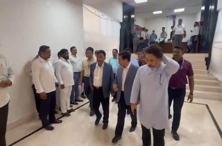 आज शरद पवारांच्या स्वागतासाठी राष्ट्रवादीचे माजी प्रदेशाध्यक्ष जयंत पाटील, आमदार जितेंद्र आव्हाड, रोहित पाटील, संदीप क्षीरसागर, उत्तम जानकर, अभिजीत पाटील, राजू खरे, नारायण पाटील, बापू पठारे उपस्थित होते