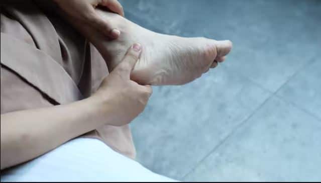 ਇਸ ਤੋਂ ਇਲਾਵਾ ਡੀਪ ਵੇਨ ਥ੍ਰੋਮਬੋਸਿਸ (Deep Vein Thrombosis - DVT) ਵਰਗੀ ਨਾੜੀਆਂ ਦੀ ਗੰਭੀਰ ਬਿਮਾਰੀ ਵੀ ਇਸ ਦਾ ਕਾਰਨ ਹੋ ਸਕਦੀ ਹੈ। ਇਸ ਵਿੱਚ ਪੈਰਾਂ ਦੀਆਂ ਗਹਿਰੀਆਂ ਨਾੜੀਆਂ ਵਿੱਚ ਖੂਨ ਦਾ ਥੱਕਾ ਬਣ ਜਾਂਦਾ ਹੈ। ਜੇਕਰ ਸਿਰਫ਼ ਇੱਕ ਹੀ ਪੈਰ ਵਿੱਚ ਅਚਾਨਕ ਤੇਜ਼ ਸੋਜ , ਦਰਦ ਜਾਂ ਲਾਲੀ ਨਜ਼ਰ ਆਵੇ, ਤਾਂ ਇਸ ਨੂੰ ਬਿਲਕੁਲ ਵੀ ਨਜ਼ਰਅੰਦਾਜ਼ ਨਾ ਕਰੋ। ਜੇ ਇਹ ਖੂਨ ਦਾ ਥੱਕਾ ਟੁੱਟ ਕੇ ਫੇਫੜਿਆਂ ਤੱਕ ਪਹੁੰਚ ਜਾਵੇ, ਤਾਂ ਇਹ ਜਾਨ ਲਈ ਖ਼ਤਰਾ ਬਣ ਸਕਦਾ ਹੈ।