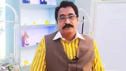 नरेंद्र गुप्ता (डॉ. सालुंखे) - नरेंद्र गुप्ता का किरदार बहुत अनोखा था, जो शो के सीरियस मोमेंट में दर्शकों को हंसा देता था. साथ ही एसीपी के साथ उनकी बॉन्डिंग और कॉमिक टाइमिंग खूब पसंद की जाती थी. वहीं शो के बाद भी नरेंद्र ने अपने अभिनय को जिंदा रखा और कई शोज में काम किया.