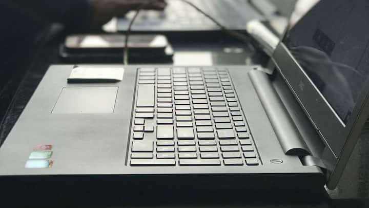 ASUS ब्रांड के भी कुछ शानदार लैपटॉप इस लिस्ट में शामिल हैं. ASUS Vivobook मॉडल को सबसे ज्यादा 4.5 की रेटिंग मिली है, यह अपनी बेहतरीन बिल्ड क्वालिटी और स्मूथ की-बोर्ड के लिए जाना जाता है और यह 93,990 रुपये की जगह 71,990 रुपये में मिल रहा है, यानी 23 प्रतिशत की छूट. वहीं ASUS Vivobook S16 इंटेल कोर अल्ट्रा प्रोसेसर वाला मॉडल बड़ी स्क्रीन के साथ आता है, जो ग्रुप प्रोजेक्ट और कोलैबोरेशन के लिए काफी सुविधाजनक है. यह 1.10 लाख रुपये की जगह 82,990 रुपये में उपलब्ध है और इसे 4.1 की रेटिंग मिली है. इसके अलावा इस पर 6 महीने की आसान EMI का ऑप्शन भी मिलता है, जिसमें हर महीने करीब 18,332 रुपये की किस्त बनती है.