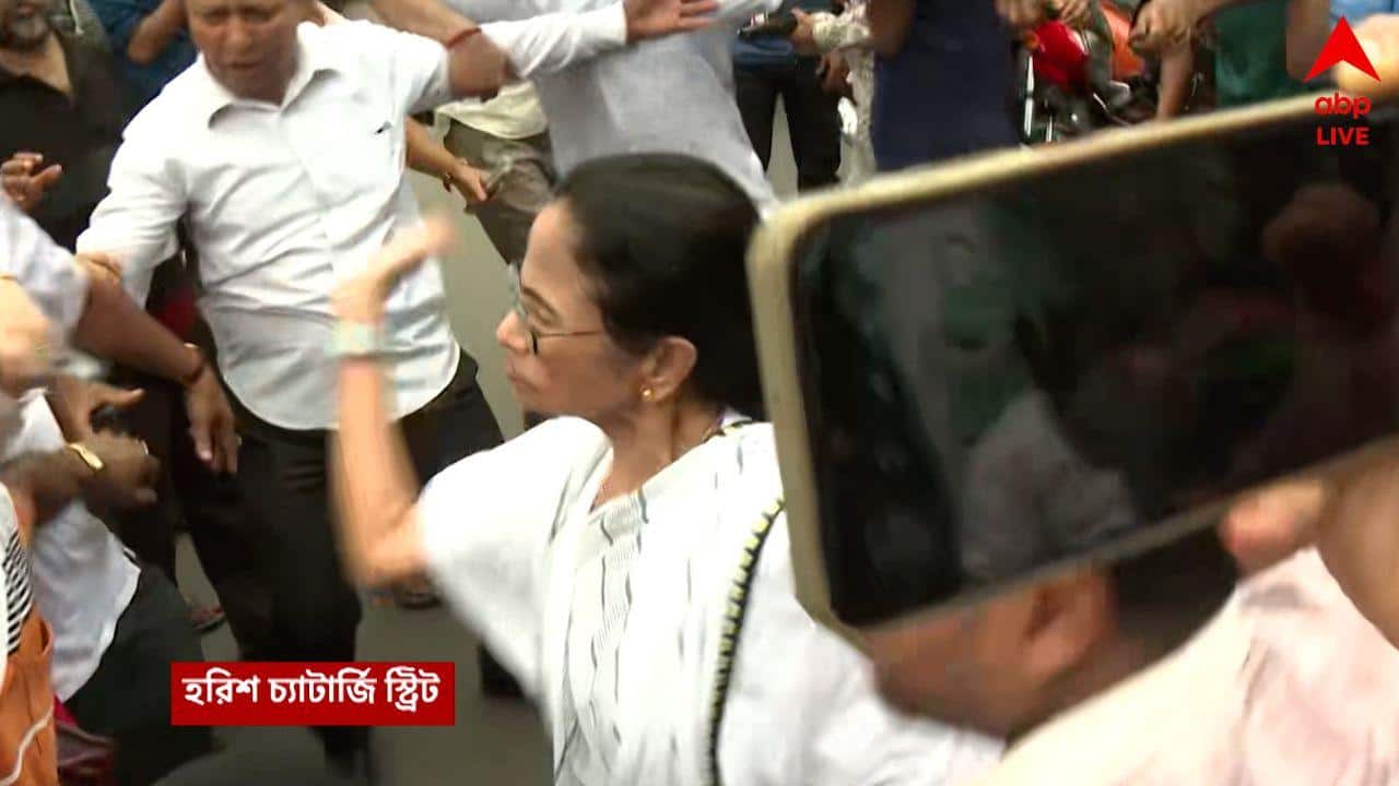 Mamata Banerjee News: মেজাজ হারিয়ে সপাটে চড় কষালেন মমতা, বাড়ির সামনে হুলস্থুল