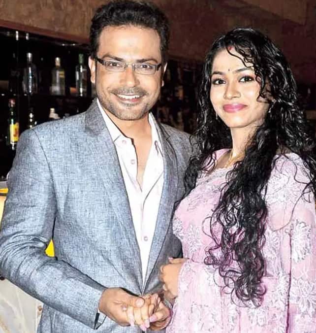 सीआईडी की एक्ट्रेस वैष्णवी धनराज ने अपने पति नितिन सहरावत से घरेलू हिंसा का सामना करने के बाद तलाक के लिए अर्जी दी थी. वैष्णवी ने 'टाइम्स ऑफ़ इंडिया' को बताया था कि उन्होंने अपनी शादी को बचाने की बहुत कोशिश की थी. लेकन जब कोई और रास्ता नहीं बचा, तो उन्होंने तलाक लेने का फैसला किया. इसकी वजह घरेलू हिंसा थी.