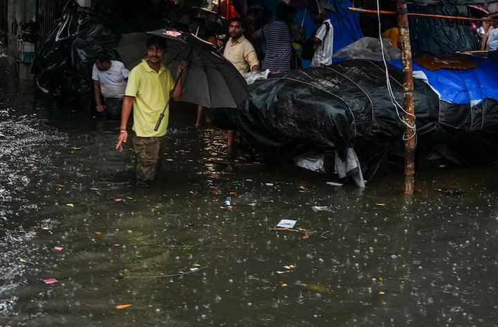 আজ গোটা দক্ষিণবঙ্গে বিক্ষিপ্ত বৃষ্টির সম্ভাবনা। তবে ভারী বৃষ্টির আশঙ্কা নেই বলেই পূর্বাভাস আবহাওয়া দফতরের।