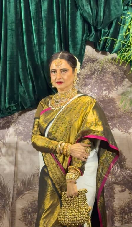 अंशुला-रोहन के वेडिंग रिसेप्शन में उमड़े बॉलीवुड सितारे, गोल्डन कलर की कांजीवरम साड़ी और मांग टीका लगाए रेखा ने लूटी महफिल