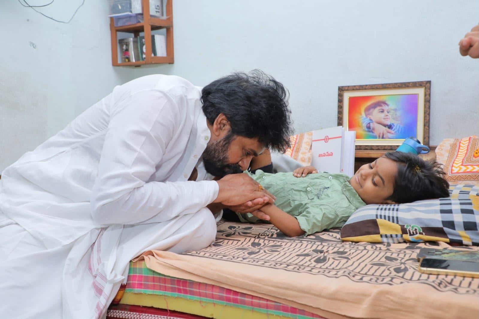 Pawan Kalyan Fan Dies: పవన్ కళ్యాణ్ వీరాభిమాని నిరంజన్‌ మృతి.. ఆ కోరిక తీరకుండానే..!