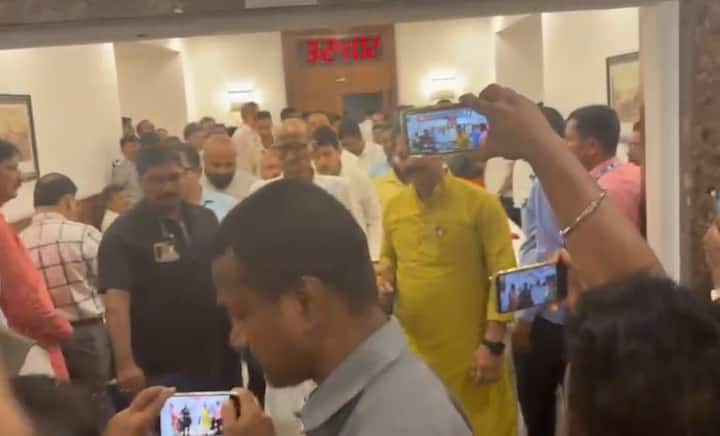 शरद पवारांच्या स्वागताला माध्यमांचे कॅमेरे देखील मोठ्या संख्येने उपस्थित होते. विधिमंडळ परिसरातबाहेरच त्याच्या गाडीबाहेर गर्दी पाहायला मिळाली.