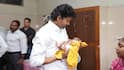 அரசு மருத்துவமனையில் சிஎம் விஜய் திடீர் நேரில் விசிட்; குழந்தைகளைக் கொஞ்சி மகிழ்ந்த விஜய்