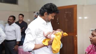 அரசு மருத்துவமனையில் சிஎம் விஜய் திடீர் நேரில் விசிட்; குழந்தைகளைக் கொஞ்சி மகிழ்ந்த விஜய்