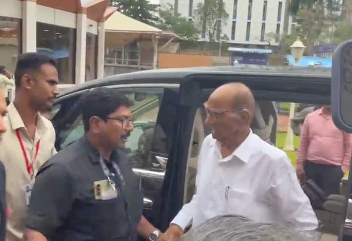 राष्ट्रवादी काँग्रेसचे सर्वेसर्वा तथा संस्थापक शरद पवार यांनी आज विधिमंडळात अनेक वर्षानंतर प्रवेश केला, सध्या विधिमंडळाचे अधिवेशन सुरू असल्याने त्यांच्या स्वागताला दिग्गज नेत्यांची, आमदारांची फौज पाहायला मिळाली.