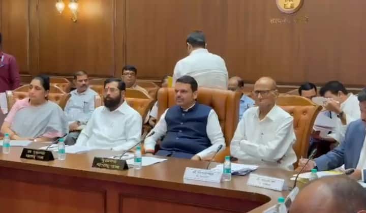 बेळगाव सीमा प्रश्नी विधीमंडळात आज उच्चस्तरीय बैठक बोलवण्यात आली आहे. या बैठकीला मुख्यमंत्री देवेंद्र फडणवीस, माजी केंद्रीय कृषिमंत्री शरद पवार, माजी मुख्यमंत्री नारायण राणे, उपमुख्यमंत्री एकनाथ शिंदे, सुनेत्रा पवार उपस्थित आहेत.