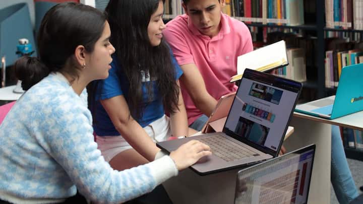 रोज की पढ़ाई और ऑनलाइन क्लासेज के लिए HP 15 Smartchoice इंटेल कोर अल्ट्रा प्रोसेसर वाला लैपटॉप भी अच्छा विकल्प है. इसकी बड़ी स्क्रीन साइज असाइनमेंट लिखने और वीडियो लेक्चर देखने के लिए काफी आरामदायक है, इसकी कीमत 74,990 रुपये है और इसे 3.6 की रेटिंग मिली है. वहीं HP OmniBook 5 OLED मॉडल अपनी शानदार डिस्प्ले क्वालिटी के लिए जाना जाता है, जिसमें रंग बेहद शार्प और साफ दिखते हैं, इसलिए यह डिजाइनिंग या वीडियो एडिटिंग जैसे क्रिएटिव काम करने वाले स्टूडेंट्स के लिए बेहद फायदेमंद है. इसे 4.2 की अच्छी रेटिंग मिली है और यह लैपटॉप 83,704 रुपये की जगह 69,990 रुपये में मिल रहा है, यानी 16 प्रतिशत की छूट के साथ.