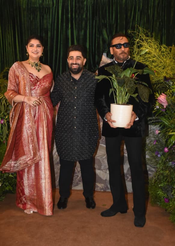 अंशुला-रोहन के वेडिंग रिसेप्शन में उमड़े बॉलीवुड सितारे, गोल्डन कलर की कांजीवरम साड़ी और मांग टीका लगाए रेखा ने लूटी महफिल
