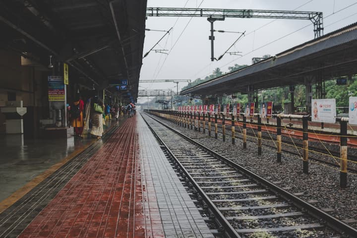 रेल मंत्रालय के तहत यह भर्ती 35 अलग-अलग तकनीकी पदों के लिए की जाएगी.इनमें जूनियर इंजीनियर, डिपो मटेरियल सुपरिंटेंडेंट और केमिकल एंड मेटलर्जिकल असिस्टेंट जैसे पद शामिल हैं. इस भर्ती के तहत लंबे समय से खाली पड़े पदों को भरा जायेगा.