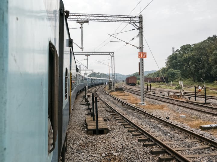रेलवे कर्मचारी संगठनों ने इस फैसले का स्वागत किया है. उनका कहना है कि काफी समय से तकनीकी और सुरक्षा से जुड़े कई पद खाली थे.नई भर्ती से कर्मचारियों पर काम का दबाव कम होगा और रेलवे का कामकाज भी पहले से बेहतर होगा.