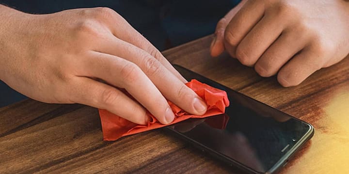 इसके अलावा अगर स्क्रीन पर ज्यादा गंदगी हो तो कपड़े को हल्का-सा पानी या स्क्रीन क्लीनिंग सॉल्यूशन से भिगो सकते हैं. पहले उसे कपड़े पर लगाएं और फिर धीरे-धीरे स्क्रीन को साफ करें. ध्यान रखें कि किसी भी तरह का लिक्विड डायरेक्ट स्क्रीन पर नहीं डालना चाहिए.