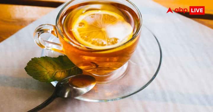 Milk tea uses tea leaves, milk and often sugar, while ginger-turmeric tea is a herbal drink. Tea leaves are not added to it, hence it is naturally caffeine-free. For those who want to consume less caffeine, this is considered a lighter option.