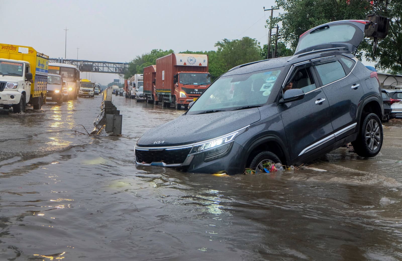 आसमानी आफत ने बिगाड़ी जमीनी व्यवस्था, थम गए दिल्ली-नोएडा, गुरुग्राम और फरीदाबाद, तस्वीरों ने बयान किए हालात