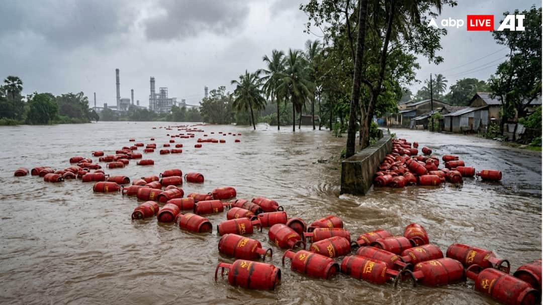 On Cam: 3,000 LPG Cylinders Swept Into Maha River After Floodwaters Inundate HPCL Plant; Warning Issued
