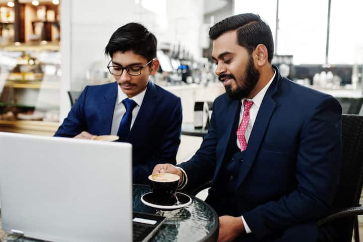 अमेरिका, ब्रिटेन, जर्मनी और फ्रांस जैसे देशों में सरकारी नौकरी अच्छी मानी जाती है, लेकिन वहां निजी कंपनियां भी शानदार सैलरी और करियर ग्रोथ देती हैं. इसलिए वहां के युवा सिर्फ सरकारी नौकरी पर निर्भर नहीं रहते, बल्कि अपनी पसंद और स्किल के हिसाब से करियर चुनते हैं.