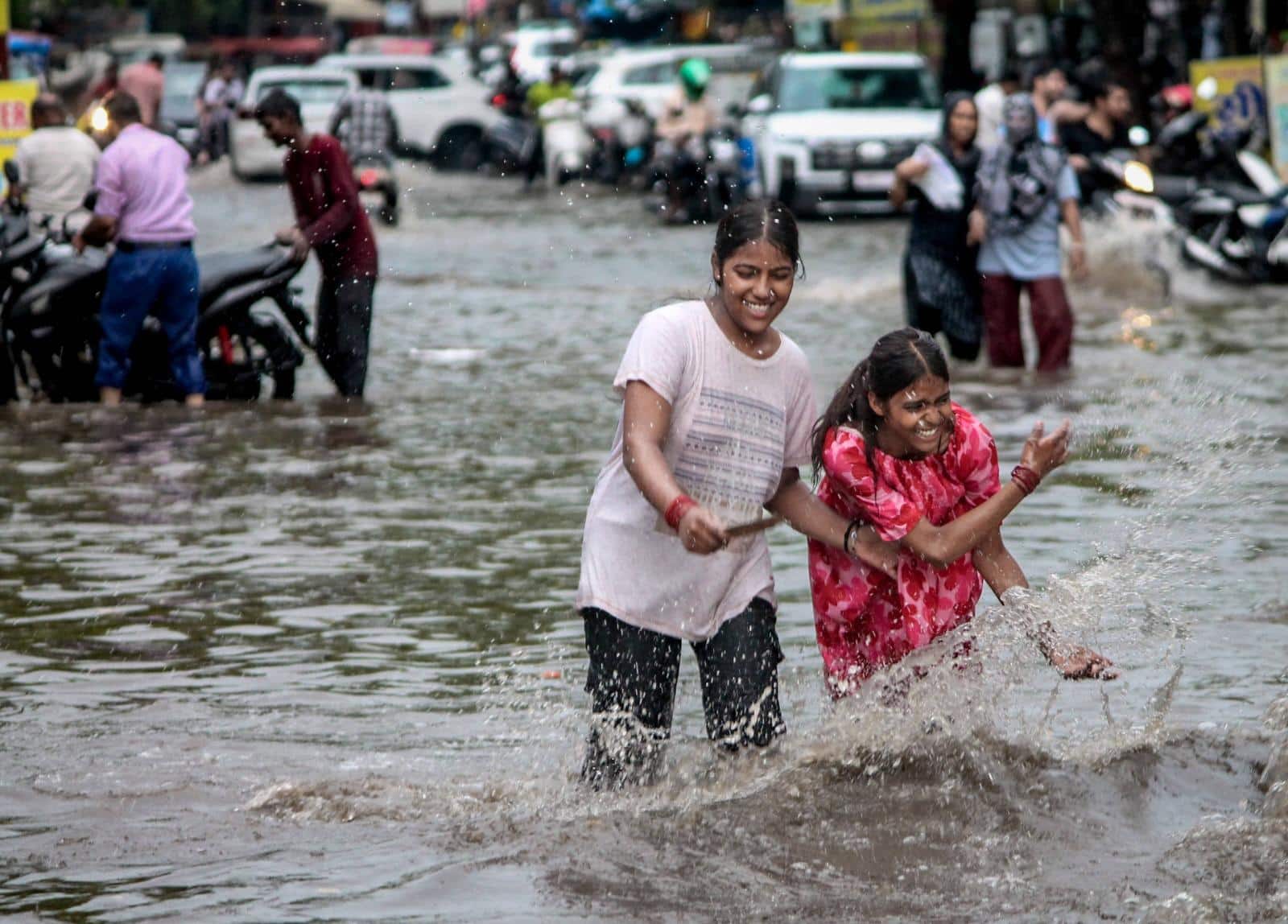 आसमानी आफत ने बिगाड़ी जमीनी व्यवस्था, थम गए दिल्ली-नोएडा, गुरुग्राम और फरीदाबाद, तस्वीरों ने बयान किए हालात