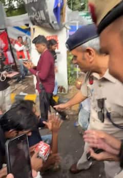 Abhijeet Dipke: गुडघे टेकले, पोलीस अधिकाऱ्याचे पाय धरले; अभिजीत दीपकेंचा दिल्लीतला आंदोलनस्थळाचा व्हिडिओ व्हायरल