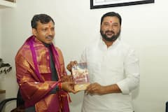 Omraje Nimbalkar: धाराशिवमध्ये ओमराजे निंबाळकरांच्या राजकारणाला 'उजवं' वळण, संघाच्या नेत्यांच्या भेटीगाठी पण राणा जगजितसिंहांना विरोधच