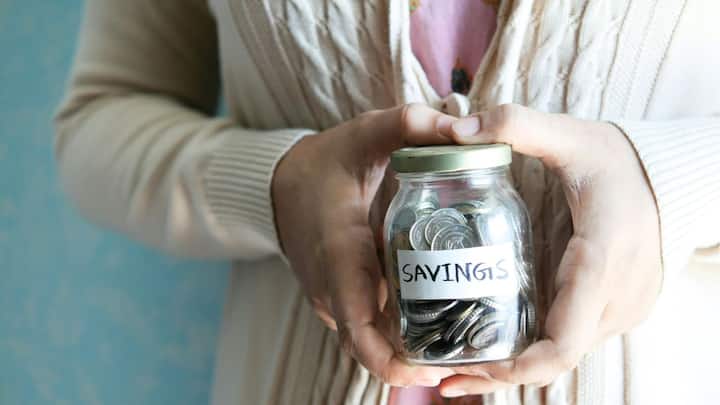 Fixed Deposit Interest : শেয়ার বাজারের অস্থিরতার ঝুঁকি না নিয়েও দারুণ লাভ পেতে পারেন আপনি। বিশেষ করে প্রবীণ নাগরিকরাও জুলাইতেও পাচ্ছেন দারুণ ইন্টারেস্ট। ফিক্সড ডিপোজিটে টাকা রেখে ৮.৫০ শতাংশ পর্যন্ত সুদ পেতে পারেন সিনিয়র সিটিজেনরা। দেখে কোন ব্যাঙ্কগুলিতে সবথেকে বেশি ইন্টারেস্ট।