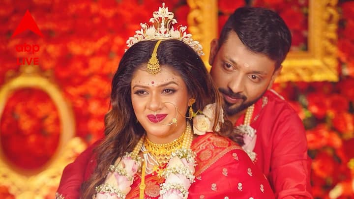 সুস্মিতা আরও লিখেছেন, 'গতবার সবকিছু সবার সঙ্গে ভাগ করে নিয়েছিলাম, কিন্তু এবার মনে হয়েছিল, সব শুভশক্তির আশীর্বাদে, সব কু-নজর আর অভিশাপকে হারিয়ে, সন্তানের আগমনের দিনেই সবাইকে সুখবরটা জানাব।''