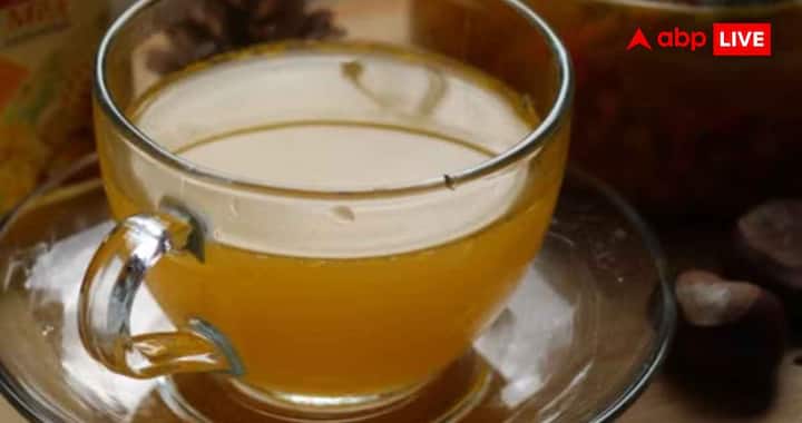 Ginger-turmeric tea has been made and drunk in Indian homes for many generations. It is different from normal milk tea. In this, instead of tea leaves, milk and sugar, fresh ginger, turmeric, black pepper and lemon are used. This herbal tea is prepared by boiling all these things in water on low flame. The earthy taste of turmeric and mild spiciness of ginger together give it a special taste and aroma.
