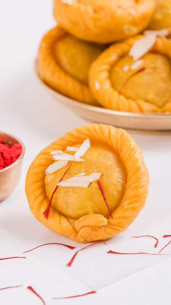 घर पर कैसे बना सकते हैं टेस्टी चंद्रकला?