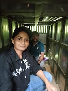 Tiger Dart: वाघिणीला जेरबंद करणारी 'शेरनी'; प्रियल चोरगडेंनी वाघाच्या पिंजऱ्यात बसून मारला डार्ट