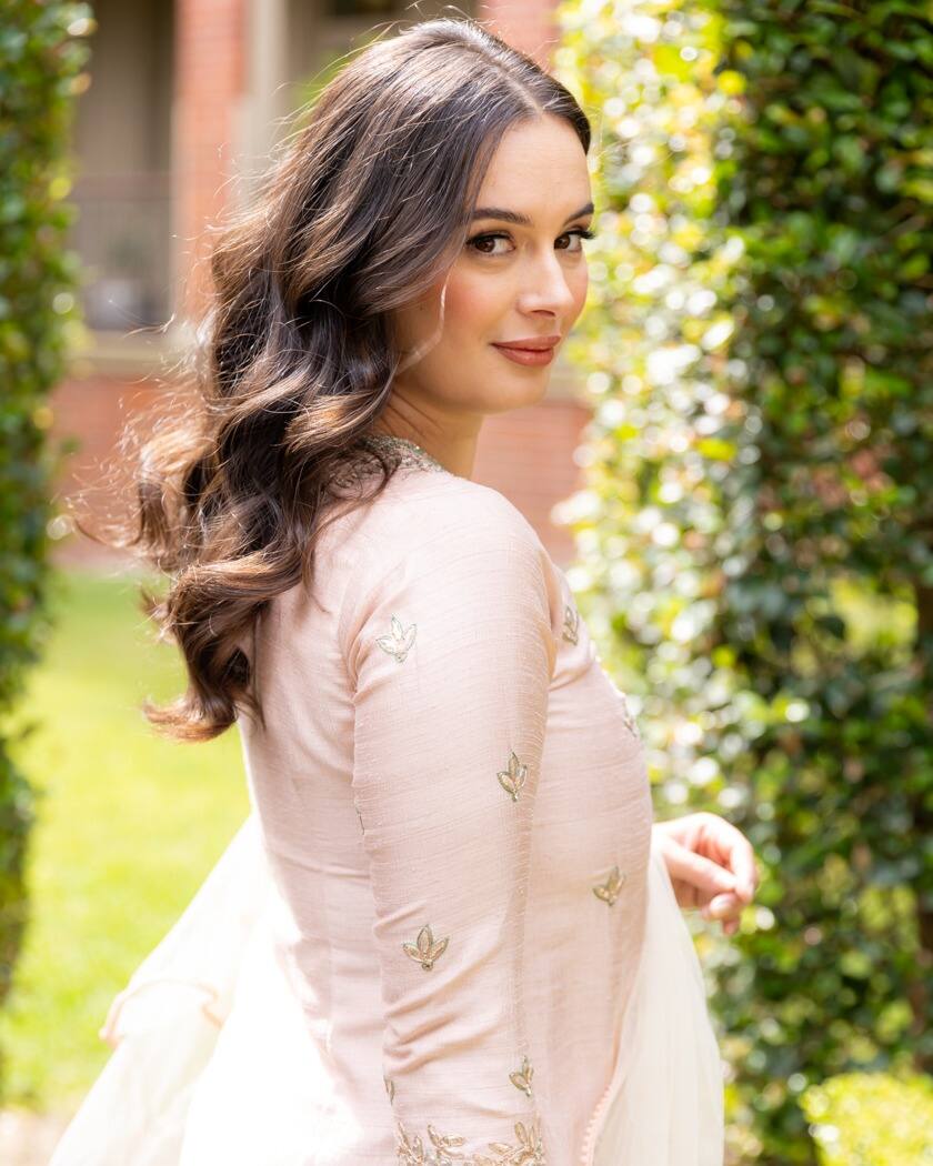 The reason for this long distance from films is a beautiful turn in Evelyn's personal life. Actually, Evelyn married her long-term boyfriend and Australia based dental surgeon Dr. Tushan Bhindi in the year 2021.