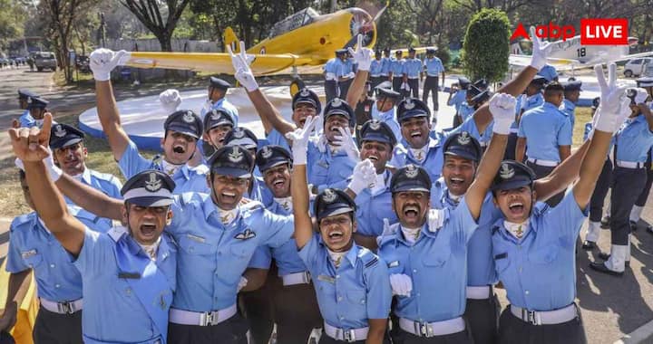 Candidates will be selected in Indian Air Force in several stages. First there will be a written examination, in which questions will be asked from English, Reasoning and General Awareness (RAGA). For every correct answer, you will get 1 mark, while for every wrong answer, there will be a negative marking of 0.25 marks. Candidates who pass the written examination will have to appear for Physical Fitness Test (PFT). In this, you will have to run 1.6 kilometers, complete 10 push-ups in 1 minute, 10 sit-ups and 20 squats in 1 minute. Candidates up to 21 years of age will get 7 minutes to complete the race, while candidates above that age will get 7 minutes 30 seconds. After being successful in both these stages, there will be a medical examination of the candidates, in which blood, urine, biochemistry and other important health tests will be done.