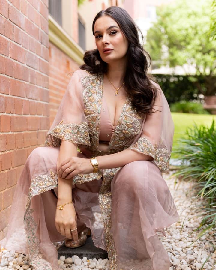 After marriage, Evelyn said goodbye to the glamor world and Mumbai and shifted to Sydney, Australia forever. The couple has two children, daughter Ava Rania Bhindi (2021) and son Arden (2023).
