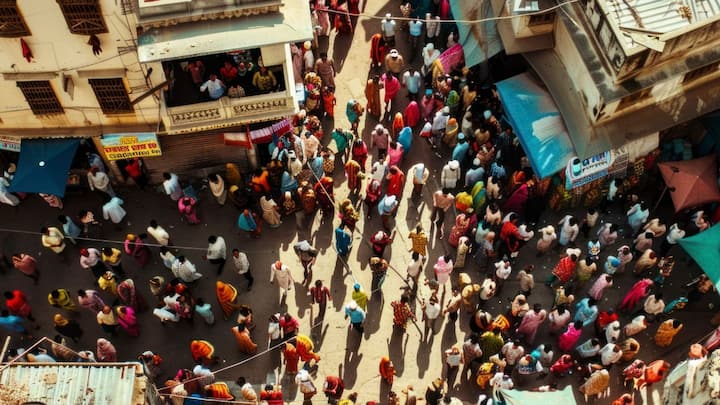 सिंगापुर ने जमीन की भयंकर कमी को मात देने के लिए बेहतरीन शहरी प्लानिंग का सहारा लिया है. यहां आसमान छूती इमारतों और अंडरग्राउंड सुविधाओं के जरिए सीमित जगह का ऐसा शानदार इस्तेमाल किया गया है कि आज यह ग्लोबल बिजनेस और मजबूत अर्थव्यवस्था का सबसे बड़ा केंद्र बन गई है.