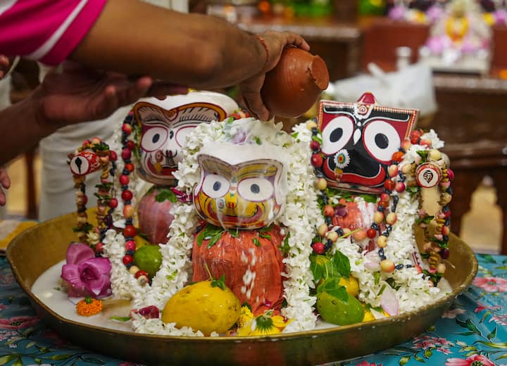 তবে মনে রাখা জরুরি, জ্যোতিষশাস্ত্র ও ধর্মীয় বিশ্বাস ব্যক্তিগত আস্থা ও সংস্কৃতির বিষয়। ভগবান জগন্নাথ সকল ভক্তের কাছেই সমানভাবে পূজনীয়। ভক্তি, সততা, ন্যায়পরায়ণতা ও সৎকর্মই তাঁর আশীর্বাদ লাভের প্রকৃত পথ বলে ধর্মীয় মতবাদে উল্লেখ করা হয়েছে। তাই কোনও নির্দিষ্ট রাশির মধ্যে সীমাবদ্ধ না থেকে নিষ্ঠার সঙ্গে ঈশ্বরের আরাধনা করাই সর্বাধিক গুরুত্বপূর্ণ।