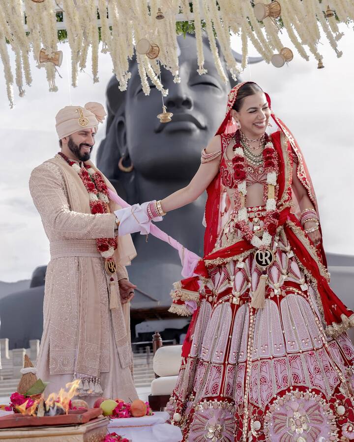 बता दें कि पलक के पति रोहन पेशे से मार्केटिंग प्रोफेशनल हैं. शादी के खास मौके पर पलक पुरसवानी ने लाल रंग का खूबसूरत ब्राइडल लहंगा पहना, जिसे उन्होंने हैवी ज्वेलरी के साथ स्टाइल किया.