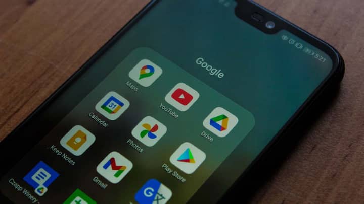 जीमेल में एक फीचर होता है जिसे Smart Features कहा जाता है. यह फीचर आपके ईमेल पढ़कर स्मार्ट सुझाव देता है, जैसे जवाब का सुझाव देना या मीटिंग की जानकारी अपने आप कैलेंडर में जोड़ देना. अगर आप नहीं चाहते कि एआई आपके ईमेल को स्कैन करे, तो इसे बंद कर सकते हैं. इसके लिए जीमेल की Settings में जाएं, फिर General टैब में Smart Features के ऑप्शन को Uncheck कर दें.